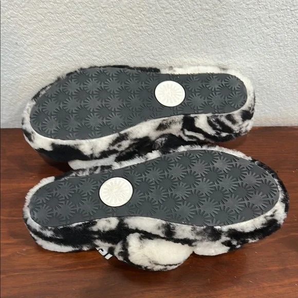 UGG Oh Yeah Women's Sheepskin Furry Slide Sandals Black and White Tie Dye - Picture 6 of 6